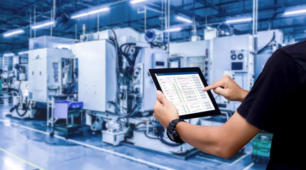 uomo con tablet e sistema di emergenza